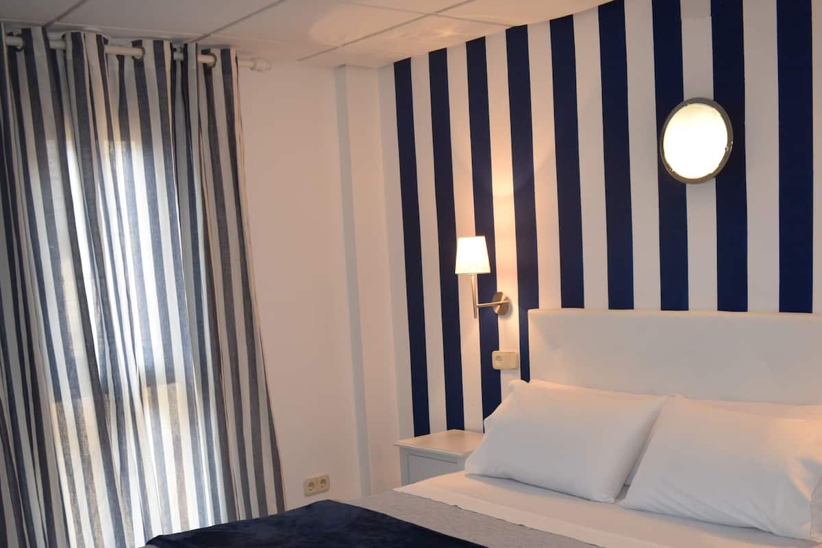 Superior Double Room | Desk, blackout drapes, WiFi (free), bed sheets