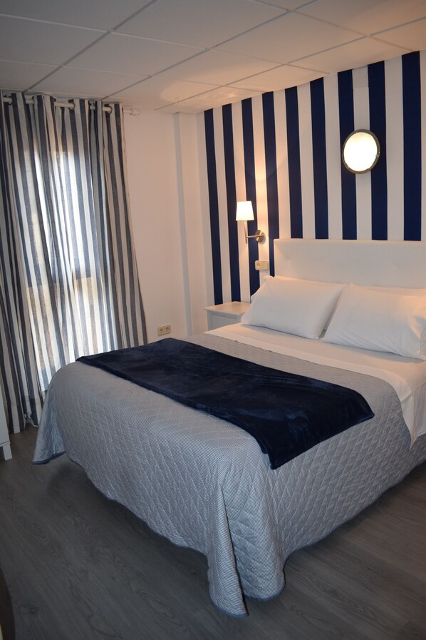 Superior Double Room | Desk, blackout curtains, free WiFi, bed sheets - Hostal Alcázar (Toledo)