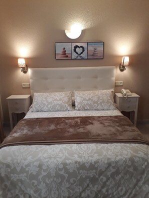 Desk, blackout drapes, free WiFi, bed sheets - Hostal Alcázar (Toledo)