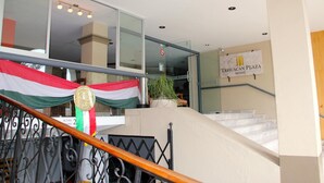 A hotel entrance with a staircase, a flag, and a sign for Tehuacan Plaza Hotel. - Hotel Tehuacan Plaza (Tehuacán)
