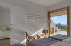 Familienzimmer, Terrasse, Bergblick | Minibar, Schreibtisch, Verdunkelungsvorhänge, schallisolierte Zimmer