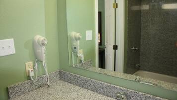 Pancuran mandi, pengering rambut, tuala disediakan