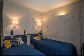 Habitació amb dos llits individuals | Caixa forta a l'habitació, escriptori i bressols gratuïts