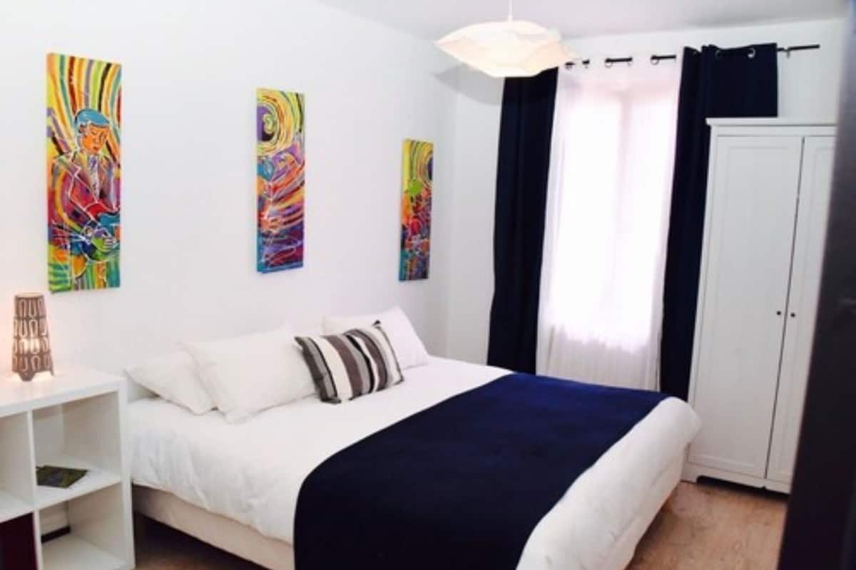Vierpersoonskamer, 2 slaapkamers | Een kluis op de kamer, een bureau, gratis babybedden, extra bedden