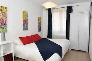 Quarto quádruplo, 2 quartos | Cofres nos quartos, escrivaninha, Wi-Fi de cortesia, roupa de cama