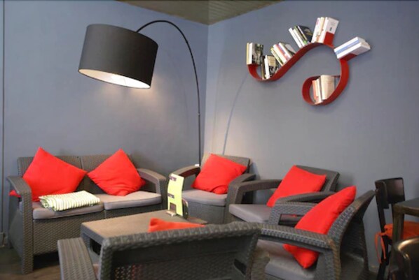 Lobby sitting area - Hotel de La Placette (Barcelonnette)