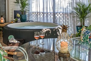 Outdoor spa tub - Silver Heart Inn and Cottages (Independence)