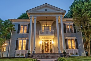 Fachada de la propiedad por la tarde o noche