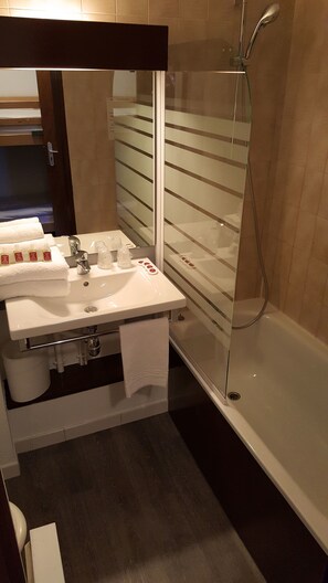 Habitación con 2 camas individuales | Baño | Artículos de higiene personal gratuitos, secador de pelo y toallas