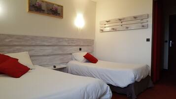 Family Room | Desk, cribs/infant beds, free WiFi, bed sheets