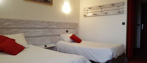 Familjerum | Skrivbord, barnsÀngar, gratis wi-fi och sÀngklÀder