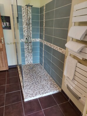 Comfort Double or Twin Room (Forêt) | Bathroom | Combined shower/tub, free toiletries, hair dryer, towels - Chambres d'hôtes L'Airial (Liposthey)