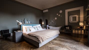 Habitación doble exclusiva, 1 cama King size | Edredón, caja de seguridad en la habitación y decoración personalizada
