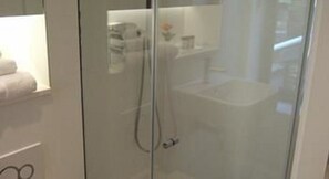 Combined shower/tub, free toiletries, hair dryer, towels - Smart City Apartments - London Bridge (London)