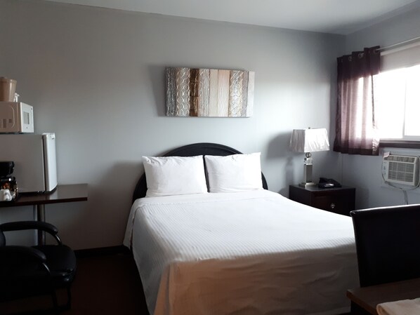 Standard Room | Minibar, iron/ironing board, free WiFi, bed sheets