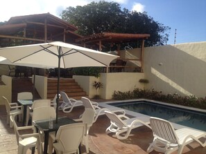 Una piscina al aire libre