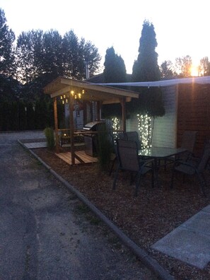 Outdoor dining - Pinewood Inn (Golden)