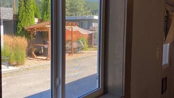 Una habitación con un ventanal grande que da a un aparcamiento y una montaña.