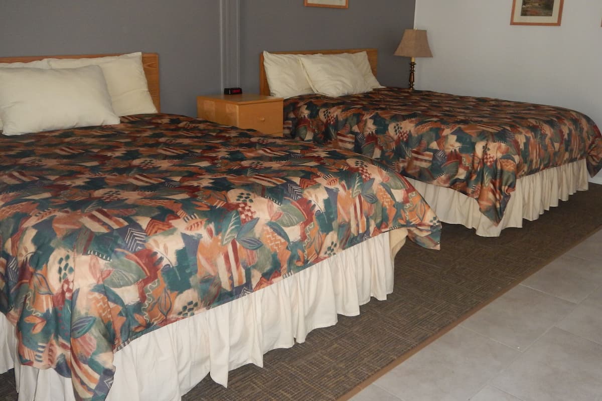 Kamar Standar, 2 Tempat Tidur Queen | 1 kamar tidur, bantalan ekstra lembut, dan setrika/meja setrika