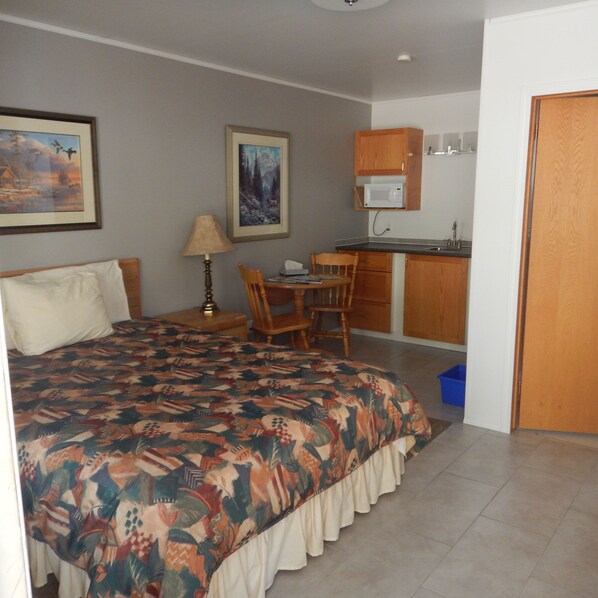 Queen Room | Pillowtop beds, iron/ironing board, free WiFi - Springbrook Resort (Skookumchuck)