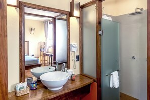 Shower, free toiletries, towels