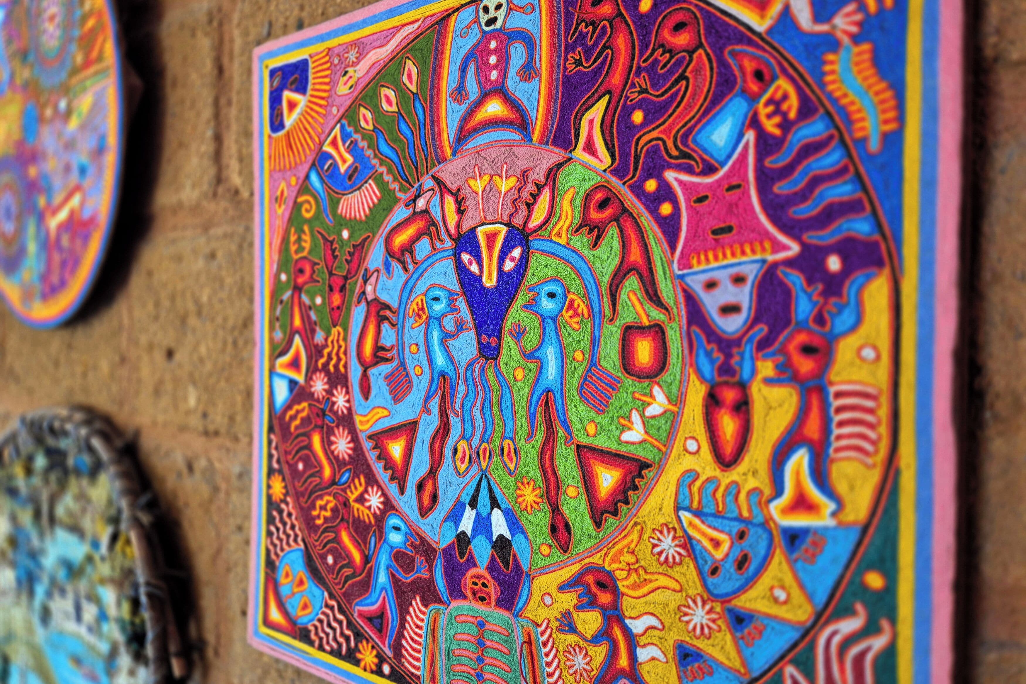 Una obra de arte vibrante y colorida con patrones y diseños intrincados.