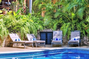 Una piscina al aire libre