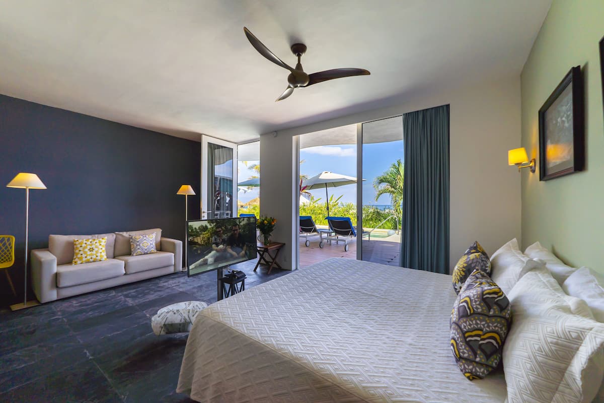 Premium Studio Suite, 1 King Bed, Ocean View, Beachside