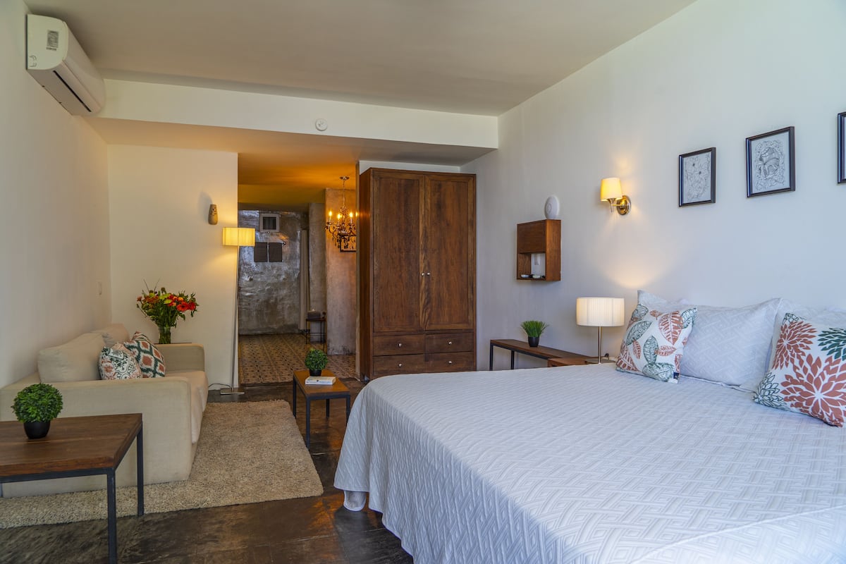 Luxury Studio Suite, 1 King Bed, Hot Tub, Ocean View