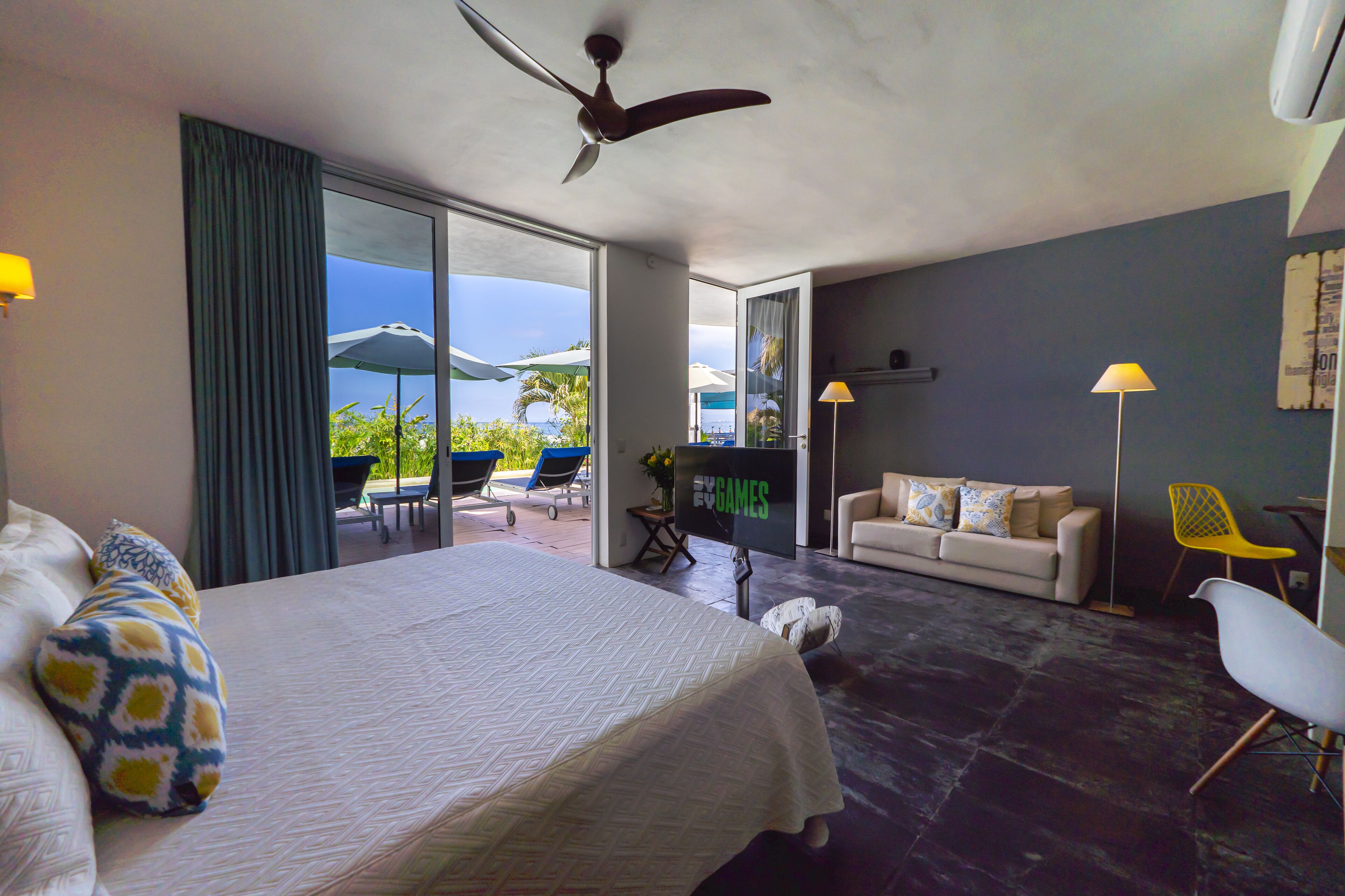 Premium studio suite, 1 kingsize bed, uitzicht op zee, aan het strand | Luxe beddengoed, een minibar, een kluis op de kamer, een bureau