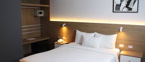 Een minibar, een kluis op de kamer, een bureau, een laptopwerkplek