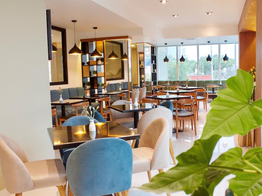 Se sirven desayunos, almuerzos y cenas; cocina internacional