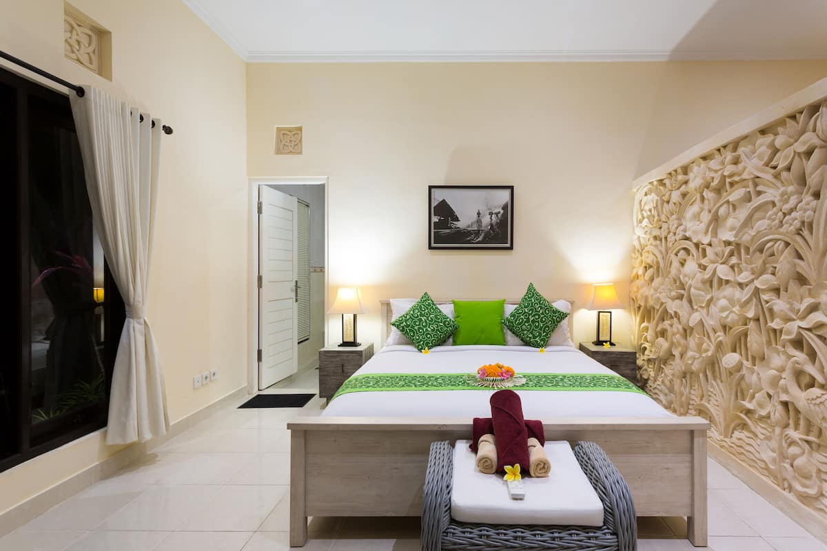 Villa, 3 Bedrooms, 2 Bathrooms | Bar mini, peti besi dalam bilik, meja, ruang kerja komputer riba 