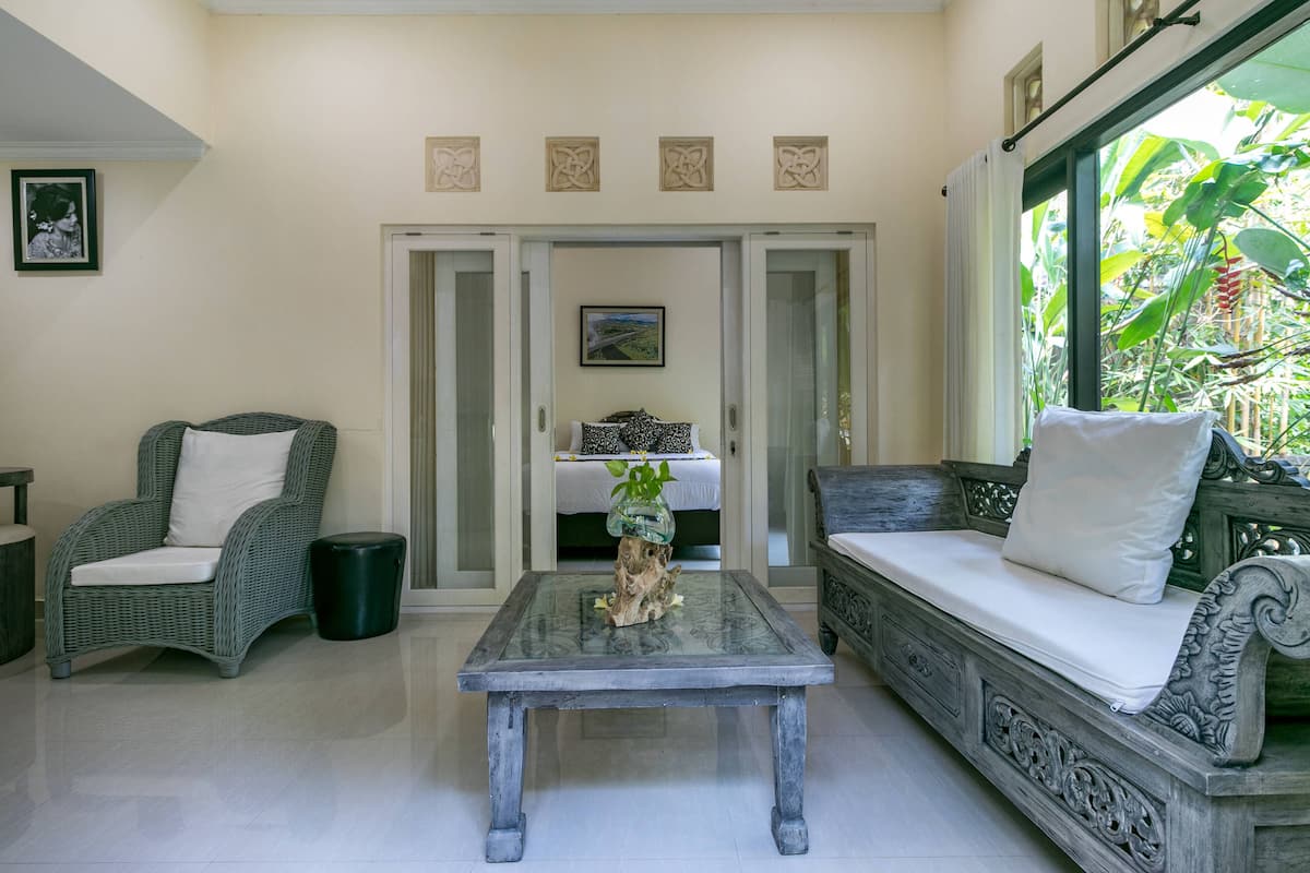 Villa, 2 Bedrooms, Pool View | Ruang tamu | 32 inci televisyen LED dengan kabel, TV 