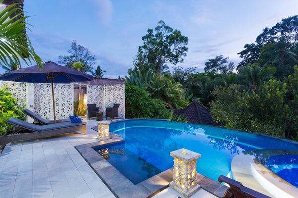 2 piscines extérieures