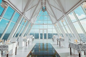 供應早餐、午餐、晚餐;多國菜