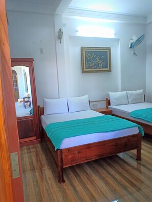 Habitación cuádruple superior, vista a la ciudad | Ropa de cama de alta calidad y caja de seguridad en la habitación