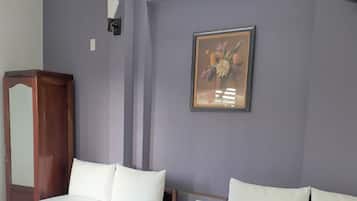 Chambre Triple (No Air Conditioning) | Literie de qualité supérieure, coffres-forts dans les chambres, bureau