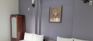 Habitación triple (No Air Conditioning) | Ropa de cama de alta calidad y caja de seguridad en la habitación 