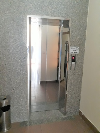 32-inch LCD TV with cable channels, TV. Blue Sea 2 Hotel