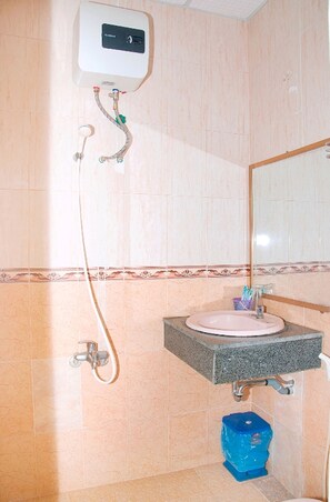 Superior Single Room, City View | Bathroom | Shower, rainfall showerhead, designer toiletries, slippers - Blue Sea 2 Hotel (Nha Trang)