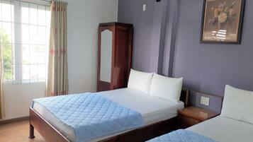 Peralatan tempat tidur premium, peti besi dalam bilik, meja