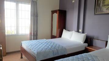 Premium bedding, in-room safe, desk, blackout drapes