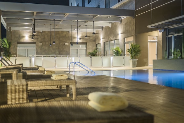 Piscine extérieure, chaises longues