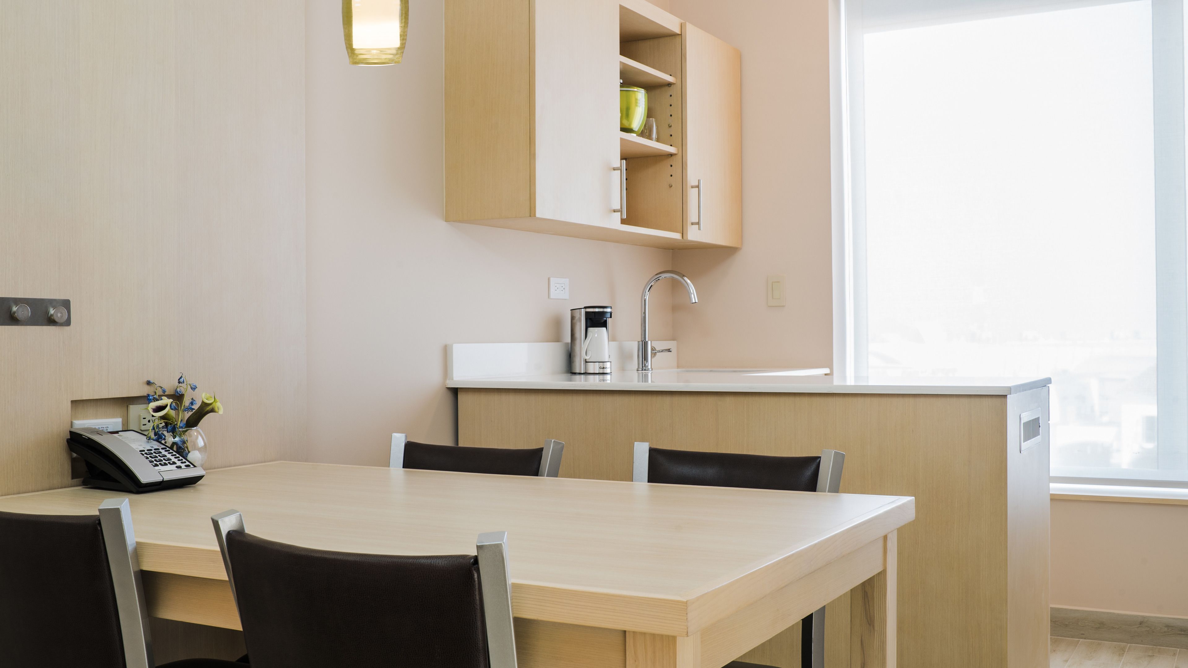 Suite, 1 cama King size y sofá cama | Minibar, caja de seguridad en la habitación y escritorio 