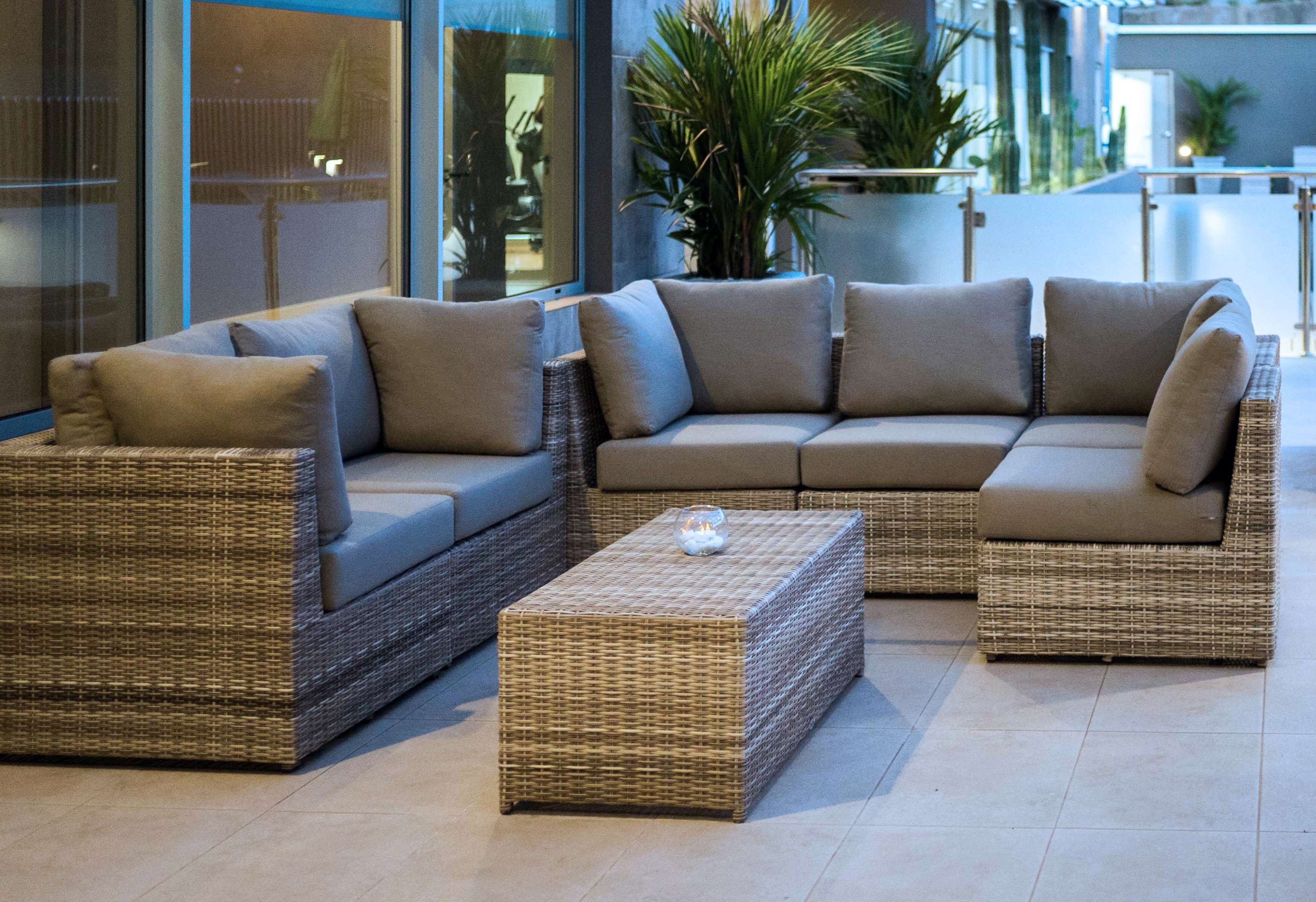 5 bars/lounges, poolside bar