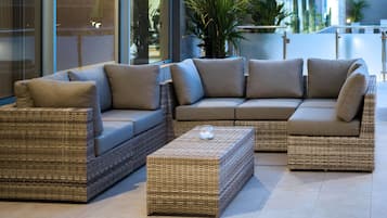 5 bars/lounges, poolside bar