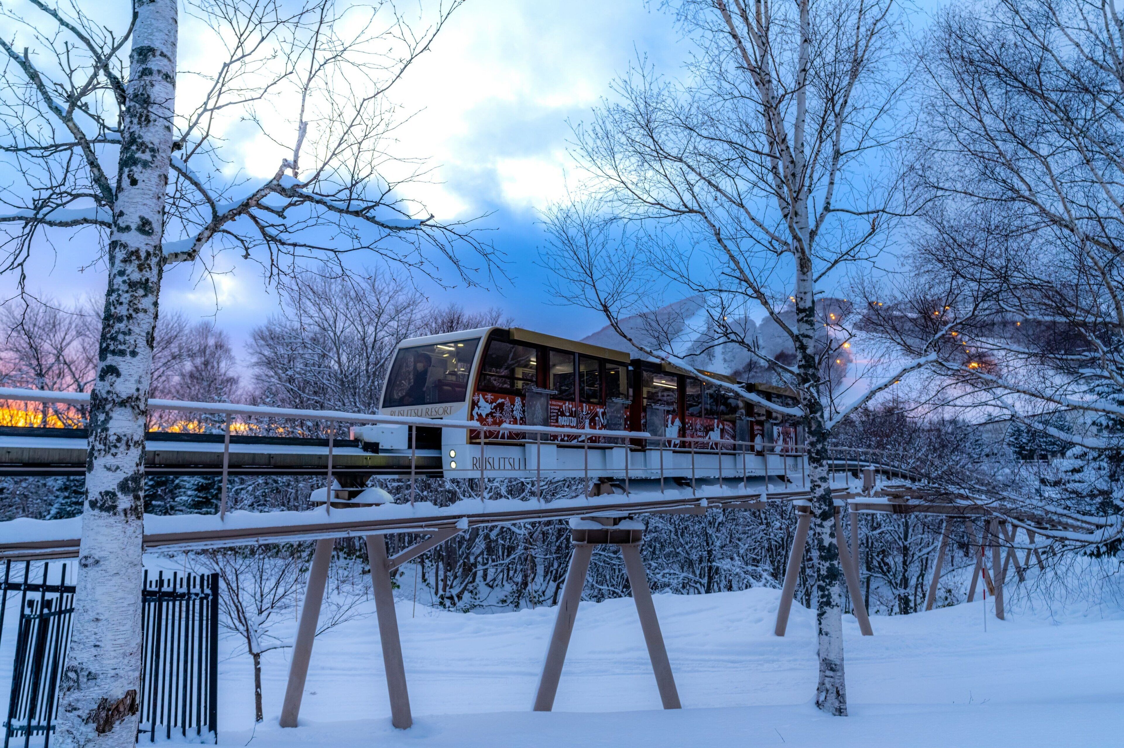 Un área exterior cubierta de nieve con un edificio que dice "RUSLITSLII" y un puente.