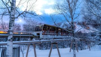 Un área exterior cubierta de nieve con un edificio que dice "RUSLITSLII" y un puente.