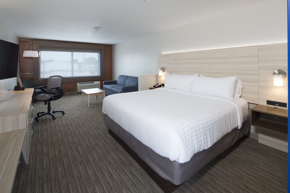 In-room safe, desk, laptop workspace, iron/ironing board